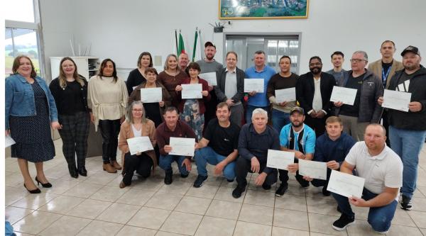Coqueiros do Sul celebra formatura dos cursos de panificação e desossa do Carretas do Saber